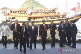 Presiden Joko Widodo (tengah) usai foto bersama dengan sejumlah kepala negara-negara ASEAN saat pembukaan KTT ke-42 ASEAN di Labuan Bajo, NTT, Rabu (10/5/2023). KTT ke-42 ASEAN mengangkat tema ASEAN Matters: Epicentrum of Growth. ANTARA FOTO/Akbar Nugroho Gumay/wsj.