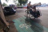 Pengendara becak melintas pada jalur tengah karena jalur sepeda digunakan untuk parkir mobil di Kota Kediri, Jawa Timur, Rabu (10/5/2023). Jalur khusus sepeda di sejumlah ruas jalan di wilayah tersebut kurang berfungsi maksimal karena rusak dan banyak digunakan untuk parkir mobil. Antara Jatim/Prasetia Fauzani/zk.