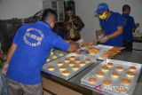 Sejumlah warga binaan memproduksi beberapa jenis kue di Lapas Kelas-II A, Banda Aceh, Aceh, Kamis ( 11/5/2023). Sekitar   500 warga binaan  di Lapas Kelas II A  yang dibagi dalam beberapa kelompok mendapat keteramapilan, salah satunya memproduksi kue yang dipasarkan ke sejumlah warung kopi dan pesanan dari perkantoran dengan harga  jual kisaran Rp5.000 per kue. ANTARA FOTO/Ampelsa.
