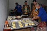 Sejumlah warga binaan memproduksi beberapa jenis kue di Lapas Kelas-II A, Banda Aceh, Aceh, Kamis ( 11/5/2023). Sekitar   500 warga binaan  di Lapas Kelas II A  yang dibagi dalam beberapa kelompok mendapat keteramapilan, salah satunya memproduksi kue yang dipasarkan ke sejumlah warung kopi dan pesanan dari perkantoran dengan harga  jual kisaran Rp5.000 per kue. ANTARA FOTO/Ampelsa.