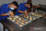 Sejumlah warga binaan memproduksi beberapa jenis kue di Lapas Kelas-II A, Banda Aceh, Aceh, Kamis ( 11/5/2023). Sekitar   500 warga binaan  di Lapas Kelas II A  yang dibagi dalam beberapa kelompok mendapat keteramapilan, salah satunya memproduksi kue yang dipasarkan ke sejumlah warung kopi dan pesanan dari perkantoran dengan harga  jual kisaran Rp5.000 per kue. ANTARA FOTO/Ampelsa.