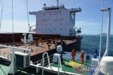 Tim SAR bersiap melakukan evakuasi jenazah warga negara Filipina, Jerry Salvarino dari kapal kargo MV Sasebo Eco berbendera Marshall Islands di perairan Selat Benggala, Kabupaten Aceh Besar, Aceh, Jumat (12/5/2023).  Kru kapal Kargo MV Sasebo Eco, Jerry Salvarina meninggal akibat  kecelakaan kerja tertimpa plat baja dalam perjalanan dari Kalimantan menuju India yang kemudian dievakuasi ke daratan Banda Aceh sebelum diterbangkan ke negara asalnya. ANTARA FOTO/Ampelsa.