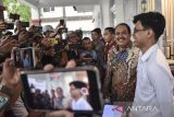 Hasil pertemuan Husein dengan Bupati Pangandaran. Bupati Pangandaran Jeje Wiradinata (kedua kanan) dan Aparatur Sipil Negara (ASN) tenaga Guru Husein Ali Rafsanjani (kanan) memberikan keterangan kapada wartawan usai pertemuan tertutup di Pendopo Kabupaten Pangandaran, Jawa Barat, Kamis (11/5/2023). Jeje Wiradinata menginginkan Husein tetap mengajar di SMP Negeri 2 sebagai guru kesenian dan budaya. ANTARA FOTO/Adeng Bustomi/agr