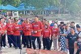 Menteri Pariwisata dan Ekonomi Kreatif (Menparekraf) Sandiaga Salahuddin Uno saat membuka kegiatan kegiatan Triathlon Sungailiat 2023 di Pantai Tanjung Pesona, Kabupaten Bangka, Sabtu (13/5). Kegiatan Triathlon Sungailiat diikuti 220 peserta termasuk delapan peserta dari luar negeri.
