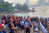 Peserta kegiatan Triathlon Sungailiat diikuti 220 peserta termasuk delapan peserta dari luar negeri.