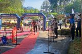 Menteri Pariwisata dan Ekonomi Kreatif (Menparekraf) Sandiaga Salahuddin Uno saat mengikuti lomba Sungailiat  Triathlon 2023 di Pantai Tanjung Pesona, Kabupaten Bangka, Sabtu (13/5). Kegiatan Triathlon Sungailiat diikuti 220 peserta dari dalam dan luar negeri