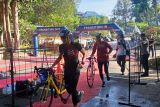 Menteri Pariwisata dan Ekonomi Kreatif (Menparekraf) Sandiaga Salahuddin Uno saat mengikuti lomba Sungailiat  Triathlon 2023 di Pantai Tanjung Pesona, Kabupaten Bangka, Sabtu (13/5). Kegiatan Triathlon Sungailiat diikuti 220 peserta dari dalam dan luar negeri