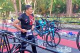 Menteri Pariwisata dan Ekonomi Kreatif (Menparekraf) Sandiaga Salahuddin Uno saat mengikuti lomba Sungailiat  Triathlon 2023 di Pantai Tanjung Pesona, Kabupaten Bangka, Sabtu (13/5). Kegiatan Triathlon Sungailiat diikuti 220 peserta dari dalam dan luar negeri