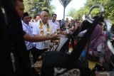 Menteri Koperasi dan Usaha Kecil dan Menengah (Menkop UKM) Teten Masduki (kedua kiri) melihat hasil produk UMKM masyarakat pesisir saat menghadiri musyawarah kerja nasional (Mukernas) IV Kesatuan Nelayan Tradisional Indonesia (KNTI) di Lhoknga, Aceh Besar, Aceh, Minggu (14/5/2023). Mukernas IV KNTI yang diikuti seluruh pengurus DPP, DPW dan DPD KNTI seluruh Indonesia tersebut bertema 