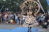 Model memperagakan busana hasil karya peserta yang dibuat dari barang bekas dalam Lomba Tata Busana Daur Ulang di depan Balai Kota Malang, Jawa Timur, Sabtu (13/5/2023). Lomba yang diikuti ratusan peserta tersebut menitikberatkan penilaian pada kreatifitas peserta dalam mendesain serta membuat busana dari sampah dan barang bekas sehingga mempunyai nilai ekonomi yang tinggi. ANTARA Jatim/Ari Bowo Sucipto/zk