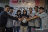 Tim sepak bola Indonesia memegang bola saat peluncuran tim nasional Street Soccer Homeless World Cup 2023 di Rumah Cemara, Bandung, Jawa Barat, Minggu (14/5/2023). Sebanyak delapan pemain dengan dua pemain perempuan akan mewakili Indonesia untuk berlaga pada ajang piala dunia sepak bola jalanan khusus bagi masyarakat termarjinalkan tersebut di Sacramento, Amerika Serikat pada Juli mendatang dengan mengusung tema Keadilan Dalam Meraih Kesempatan. ANTARA FOTO/Novrian Arbi/agr