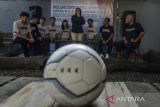 Pesepak bola jalanan memperkenalkan diri saat peluncuran Tim Nasional Sepak Bola Jalanan Indonesia untuk Homeless World Cup 2023 di Rumah Cemara, Bandung, Jawa Barat, Minggu (14/5/2023). Sebanyak delapan pemain dengan dua pemain perempuan akan mewakili Indonesia untuk berlaga pada ajang piala dunia sepak bola jalanan khusus bagi masyarakat termarjinalkan tersebut di Sacramento, Amerika Serikat pada Juli mendatang dengan mengusung tema Keadilan Dalam Meraih Kesempatan. ANTARA FOTO/Novrian Arbi/agr