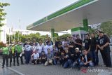 Peserta berfoto bersama saat digelar “bp Ultimate Morning Ride & Morning Drive” bersama komunitas roda dua dan roda empat di Surabaya, Jawa Timur, Minggu (14/5/2023). Kegiatan tersebut untuk menandai kehadiran bp Ultimate, yakni bahan bakar terbaru bp Ultimate dengan Teknologi ACTIVE di pasar Jawa Timur pada 8 April 2023 yang lalu. ANTARA Jatim/Zabur Karuru