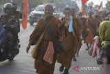 Biksu berjalan kaki saat melakukan ritual thudong di jalur Pantura, Kandanghaur, Indramayu, Jawa Barat, Senin (15/5/2023). Sebanyak 32 biksu dari dari berbagai negara melakukan perjalanan ritual thudong dari Nakhon Si Thammarat, Thailand menuju Candi Borobudur dalam rangka menyambut hari raya Waisak pada 4 Juni 2023. ANTARA FOTO/Dedhez Anggara/agr