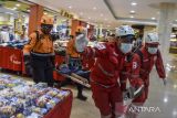 Anggota BPBD dan PMI menyelamatkan korban gempa saat simulasi penanganan gempa bumi dan kebakaran di pusat perbelanjaan Asia Plaza, Kota Tasikmalaya, Jawa Barat, Senin (15/5/2023). Simulasi dalam rangkaian Hari Kesiapsiagaan Bencana (HKB) bertujuan untuk melatih kesiapsiagaan relawan dari BPBD, PMI, Damkar, dan karyawan Mal dalam menangani bencana di tempat keramaian seperti pusat perbelanjaan. ANTARA FOTO/Adeng Bustomi/agr