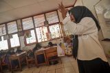 Guru menyampaikan materi dalam proses belajar mengajar di Sekolah Dasar Negeri (SDN) 32 di Kota Bengkulu, Provinsi Bengkulu. Badan Kepegawaian Daerah (BKD) setempat mencatat 10 Kabupaten/Kota di Provinsi tersebut masih kekurangan 500 orang tenaga pengajar atau Guru. ANTARA FOTO/Muhammad Izfaldi/nz
