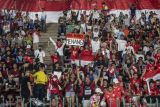 Sejumlah pendukung Timnas Indonesia U-22 memegang poster dukungan jelang final sepak bola SEA Games 2023 di National Olympic Stadium, Phnom Penh, Kamboja, Selasa (16/5/2023). ANTARA FOTO/Muhammad Adimaja/hp.