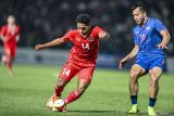 Pesepak bola Timnas Indonesia U-22 Muhammad Fajar Fathur Rachman mencoba melewati pesepak bola Thailand Achitpol Keereerom (kanan) pada final SEA Games 2023 di National Olympic Stadium, Phnom Penh, Kamboja, Selasa (16/5/2023). ANTARA FOTO/Muhammad Adimaja/hp.