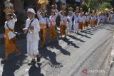 Ratusan umat Hindu berjalan beriringan dengan membawa benda-benda sakral saat melaksanakan ritual Nyenuk di Denpasar, Bali, Senin (15/5/2023). Ritual tersebut dimaknai sebagai momen mengucapkan terima kasih kehadapan Tuhan Yang Maha Esa karena upacara keagamaan yang digelar berjalan lancar. ANTARA FOTO/Nyoman Hendra Wibowo/wsj.