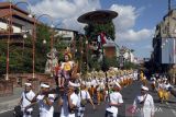 Umat Hindu melaksanakan tradisi megayot yakni mengarak anak yang menginjak masa remaja saat rangkaian ritual Nyenuk di Denpasar, Bali, Senin (15/5/2023). Ritual tersebut dimaknai sebagai momen mengucapkan terima kasih kehadapan Tuhan Yang Maha Esa karena upacara keagamaan yang digelar berjalan lancar. ANTARA FOTO/Nyoman Hendra Wibowo/wsj.