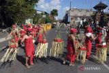 Ratusan umat Hindu berjalan beriringan dengan membawa sesajen saat melaksanakan ritual Nyenuk di Denpasar, Bali, Senin (15/5/2023). Ritual tersebut dimaknai sebagai momen mengucapkan terima kasih kehadapan Tuhan Yang Maha Esa karena upacara keagamaan yang digelar berjalan lancar. ANTARA FOTO/Nyoman Hendra Wibowo/wsj.