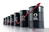 Pengurangan produksi, harga minyak melonjak