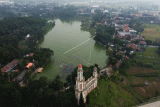 Foto udara Situ Rawa Binong di Cikarang, Kabupaten Bekasi, Jawa Barat, Senin (15/5/2023). Situ yang mempunyai luas 95 ribu meter persegi tersebut merupakan destinasi wisata air dan untuk pengendali banjir saat debit air meningkat saat musim hujan. ANTARA FOTO/ Fakhri Hermansyah/tom.