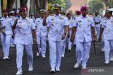 Kepala Staf Angkatan Laut (Kasal) Laksamana TNI Muhammad Ali (tengah) didampingi Komandan Komando Pembinaan Doktrin Pendidikan dan Latihan TNI Angkatan Laut (Dankodiklatal) Letnan Jenderal TNI Marinir Suhartono (kedua kiri) dan Gubernur Akademi Angkatan Laut (AAL) Mayor Jenderal TNI Marinir Endi Supardi (kedua kanan) berjalan bersama  usai upacara Hari Pendidikan TNI Angkatan Laut (Hardikal) ke-77 di Lapangan Laut Maluku, Komando Pembinaan Doktrin, Pendidikan dan Latihan TNI AL (Kodiklatal), Bumimoro, Surabaya. Jawa Timur, Rabu (17/5/2023). Peringatan Hardikal ke-77 tersebut mengangkat tema Dengan Semangat Hardikal TNI Angkatan Laut  Siap Membangun Sumber Daya Manusia Unggul Sebagai Patriot NKRI Dalam Mendukung Pembangunan Nasional. ANTARA Jatim/Didik Suhartono/zk 