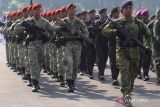 Personel TNI Angkatan Laut melakukan defile saat upacara Hari Pendidikan TNI Angkatan Laut (Hardikal) ke-77 di Lapangan Laut Maluku, Komando Pembinaan Doktrin, Pendidikan dan Latihan TNI AL (Kodiklatal), Bumimoro, Surabaya. Jawa Timur, Rabu (17/5/2023). Peringatan Hardikal ke-77 tersebut mengangkat tema Dengan Semangat Hardikal TNI Angkatan Laut  Siap Membangun Sumber Daya Manusia Unggul Sebagai Patriot NKRI Dalam Mendukung Pembangunan Nasional. ANTARA Jatim/Didik Suhartono/zk 