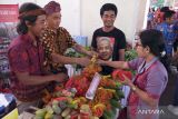 Pedagang melayani warga yang membeli bahan pangan saat pasar murah dalam rangkaian acara Gerakan Nasional Pengendalian Inflasi Pangan (GNPIP) di Tabanan, Bali, Rabu (17/5/2023). Kegiatan yang digelar oleh Bank Indonesia tersebut mengusung tema 