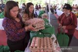 Pedagang melayani warga yang membeli bahan pangan saat pasar murah dalam rangkaian acara Gerakan Nasional Pengendalian Inflasi Pangan (GNPIP) di Tabanan, Bali, Rabu (17/5/2023). Kegiatan yang digelar oleh Bank Indonesia tersebut mengusung tema 