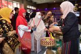 Kain Sarita Toraja laris terjual di arena Expo HUT Ke-43 Dekranas di Medan