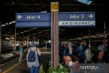 Calon penumpang menunggu kedatangan Kereta Api Cikuray di Stasiun Bandung, Jawa Barat, Selasa (16/5/2023). PT Kereta Api Indonesia (KAI) akan memperbaharui grafik perjalanan kereta api (Gapeka) mulai 1 Juni 2023 guna percepatan waktu tempuh perjalanan kereta api jarak jauh. ANTARA FOTO/Raisan Al Farisi/agr