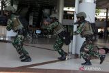 Pasukan khusus Komando Pasukan Katak (Kopaska) melumpuhkan se teroris yang melakukan penyanderaan saat simulasi penanganan teror di terminal 1 Bandara Juanda, Sidoarjo, Jawa Timur, Rabu (17/5/2023). Simulasi penanganan teror dan pembebasan sandera tersebut guna meningkatkan kemampuan dan keterampilan personil TNI AL dalam mengamankan obyek vital dari ancaman teroris. ANTARA Jatim/Umarul Faruq/zk 