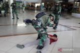Pasukan khusus Komando Pasukan Katak (Kopaska) melumpuhkan seorang teroris yang melakukan penyanderaan saat simulasi penanganan teror di terminal 1 Bandara Juanda, Sidoarjo, Jawa Timur, Rabu (17/5/2023). Simulasi penanganan teror dan pembebasan sandera tersebut guna meningkatkan kemampuan dan keterampilan personil TNI AL dalam mengamankan obyek vital dari ancaman teroris. ANTARA Jatim/Umarul Faruq/zk 