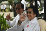 Presiden kelima Republik Indonesia yang juga Ketua Dewan Pengarah Badan Riset dan Inovasi Nasional (BRIN) Megawati Soekarnoputri (kanan) bersama Sekretaris Dewan Pengarah BRIN Sudhamek Agoeng Waspodo Soenjoto (kiri) menyapa wartawan saat peresmian Rumah Kaca Anggrek Soedjana Kassan di Kebun Raya Bogor, Jawa Barat, Rabu (17/5/2023). Peresmian Rumah Kaca Anggrek Soedjana Kassan yang dibangun Kementerian PUPR tersebut merupakan rangkaian kegiatan peringatan HUT ke-206 Kebun Raya Bogor yang diikuti pengelola Kebun Raya Indonesia, Badan Riset dan Inovasi Daerah (Brida) dan alumni penerima Kalpataru. ANTARA FOTO/Arif Firmansyah/aww.