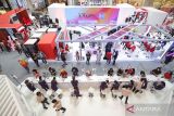  Sejumlah pengunjung bertransaksi pada acara CIMB Niaga XTRA XPO 2023 di Surabaya, Jawa Timur, Jumat (19/5/2023). Pameran yang digelar serentak di tiga kota Jakarta, Medan, dan Surabaya tersebut menawarkan diskon 50 persen bagi nasabahnya untuk pembelian berbagai produk seperti rumah, mobil, serta tiket travel. ANTARA Jatim/Rizal Hanafi/Zk