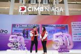 Chief of Network & Digital Banking CIMB Niaga Budiman Tanjung (kiri) berbincang bersama Head of Region - Jawa Timur CIMB Niaga Rhena Octaria (kanan) di sela-sela pembukaan CIMB Niaga XTRA XPO 2023 di Surabaya, Jawa Timur, Jumat (19/5/2023). Pameran yang digelar serentak di tiga kota Jakarta, Medan, dan Surabaya tersebut menawarkan diskon 50 persen bagi nasabahnya untuk pembelian berbagai produk seperti rumah, mobil, serta tiket travel. ANTARA Jatim/Dok CIMB Niaga/RH/Zk