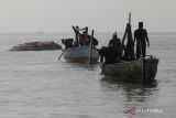 Warga menarik bangkai ikan Paus Balin (Mysticeti) menuju Pantai Kenjeran, Surabaya, Jawa Timur, Kamis (18/5/2023). Bangkai ikan Paus Balin (Mysticeti) yang ditemukan mati terdampar di Pantai Kejawan Putih Tambak, Surabaya beberapa hari lalu itu dievakuasi menuju Pantai Kenjeran dan selanjutnya diangkut menuju Museum Satwa Jatim Park 2. ANTARA Jatim/Didik Suhartono/zk 