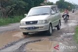 Warga di Kecamatan Palas Lampung Selatan keluhkan jalan yang rusak parah