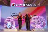 Direktur Syariah Banking CIMB Niaga Pandji P. Djajanegara (kanan) bersama Head of Region-Sumatera Maya Sartika (kiri) membuka secara resmi CIMB Niaga XTRA XPO 2023 di DeliPark, Medan, Sumatera Utara, Jumat (19/5/2023).
Event yang berlangsung secara serentak di tiga Kota (Jakarta, Surabaya, Medan) tersebut untuk mengapresiasi nasabah, XTRA XPO menghadirkan XTRA Crazy Deals Diskon 50% pakai Poin Xtra sebanyak 50.000 kuota yang dapat ditukarkan dengan voucher merchant untuk membeli berbagai produk seperti rumah, mobil, gadget, tiket travel, shopping, dan dining. ANTARA FOTO/Fransisco Carolio