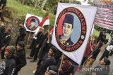 Budayawan membawa poster saat deklarasi dukungan capres Prabowo Subianto di Batu Mahpar, Kabupaten Tasikmalaya, Jawa Barat, Kamis (18/5/2023). Budayawan dari Prawiro Indonesia Garuda Merah Putih mendeklarasikan dukungan pemenangan Ketua Umum Partai Gerindra Prabowo Subianto sebagai capres pada Pemilu 2024 dan mendaulat sebagai bapak budaya Indonesia. ANTARA FOTO/Adeng Bustomi/agr