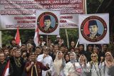 Budayawan Sunda dan Banten membacakan deklarasi dukungan capres Prabowo Subianto di Batu Mahpar, Kabupaten Tasikmalaya, Jawa Barat, Kamis (18/5/2023). Budayawan dari Prawiro Indonesia Garuda Merah Putih mendeklarasikan dukungan pemenangan Ketua Umum Partai Gerindra Prabowo Subianto sebagai capres pada Pemilu 2024 dan mendaulat sebagai bapak budaya Indonesia. ANTARA FOTO/Adeng Bustomi/agr