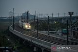 Rangkaian Electrical Multiple Unit (EMU) KCIC 400 AF menuju Stasiun Kereta Cepat Jakarta Bandung (KCJB)  usai menjalani Hot Sliding Test di Tegalluar, Kabupaten Bandung, Jawa Barat, Jumat (19/5/2023). PT Kereta Cepat Indonesia Cina (KCIC) melakukan Hot Sliding Test pada rangkaian EMU KCIC 400 AF dari Stasiun Tegalluar Kabupaten Bandung menuju Stasiun Halim Jakarta dengan kecepatan maksimal 80 kilometer per jam. ANTARA FOTO/Raisan Al Farisi/agr