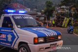 Polisi dibantu oleh warga mengevakuasi truk bermuatan air minum yang mengalami kecelakaan di Nagreg, Kabupaten Bandung, Jawa Barat, Kamis (18/5/2023). Kepolisian menyatakan truk bermuatan air minum tersebut mengalami kecelakaan akibat rem blong sehingga menutup akses jalan nasional menuju Tasikmalaya dan tidak ada korban jiwa dalam kecelakaan tersebut. ANTARA FOTO/Raisan Al Farisi/agr