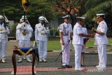 Pangkoarmada II Laksamana Muda TNI Maman Firmansyah (kedua kanan) menyerahkan tongkat komando kepada Laksamana Pertama TNI Eko Wahjono (kanan) saat upacara Serah Terima Jabatan (Sertijab) Komandan Pangkalan Utama TNI Angkatan Laut (Danlantamal) V di Pangkalan Utama TNI Angkatan Laut (Lantamal) V, Surabaya, Jawa Timur, Jumat (19/5/2023). Laksamana Pertama TNI Eko Wahjono resmi menjabat Komandan Pangkalan Utama TNI Angkatan Laut (Danlantamal) V menggantikan Laksamana Pertama TNI Supardi yang menempati jabatan Wakil Komandan (Wadan) Komando Pembinaan Doktrin, Pendidikan dan Latihan TNI Angkatan Laut (Kodiklatal). ANTARA Jatim/Didik Suhartono/zk 