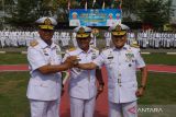 Pangkoarmada II Laksamana Muda TNI Maman Firmansyah (tengah) melakukan salam komando bersama Laksamana Pertama TNI Eko Wahjono (kiri) dan Laksamana Pertama TNI Supardi (kanan) saat upacara Serah Terima Jabatan (Sertijab) Komandan Pangkalan Utama TNI Angkatan Laut (Danlantamal) V di Pangkalan Utama TNI Angkatan Laut (Lantamal) V, Surabaya, Jawa Timur, Jumat (19/5/2023). Laksamana Pertama TNI Eko Wahjono resmi menjabat Komandan Pangkalan Utama TNI Angkatan Laut (Danlantamal) V menggantikan Laksamana Pertama TNI Supardi yang menempati jabatan Wakil Komandan (Wadan) Komando Pembinaan Doktrin, Pendidikan dan Latihan TNI Angkatan Laut (Kodiklatal). ANTARA Jatim/Didik Suhartono/zk 