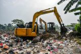 Pekerja mengoperasikan alat berat di TPA Cicabe, Bandung, Jawa Barat, Kamis (18/5/2023). Pemerintah Kota Bandung menonaktifkan kembali TPA Cicabe seiring dengan operasional TPA Sarimukti yang mulai kembali normal. ANTARA FOTO/Raisan Al Farisi/agr
