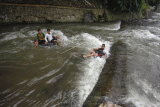 Sejumlah anak bermain air dengan menggunakan ban karet di Sungai Ciliwung, Katulampa, Kota Bogor, Jawa Barat, Kamis (18/5/2023). Mereka memanfaatkan sungai tersebut sebagai tempat bermain untuk mengisi hari libur. ANTARA FOTO/Yulius Satria Wijaya/tom.

