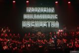 Musisi Ahmad Dhani sebagai konduktor Indonesian Philharmonic Orchestra membawakan komposisi Bohemian Rhapsody saat membuka konser Dewa 19 bertajuk 